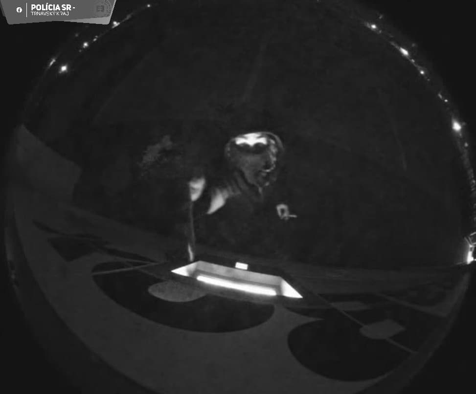 Polícia pátra po totožnosti muža, ktorý sa vlámal do AlzaBoxu
