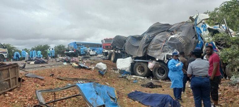 Tragická zrážka autobusu a nákladného auta v Zimbabwe.