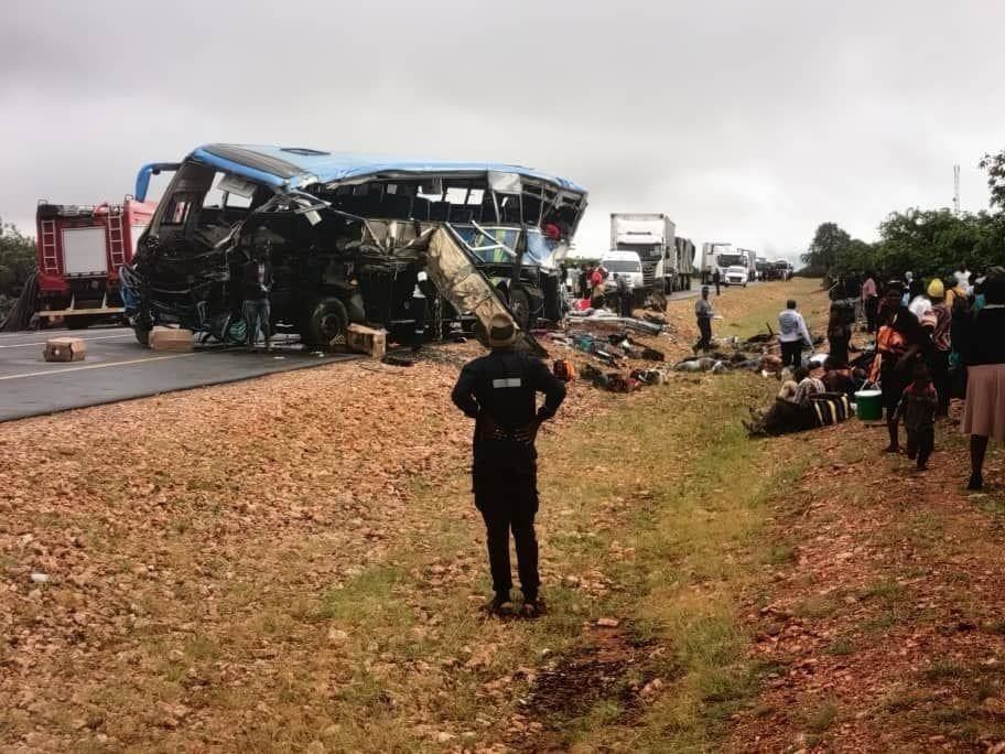 Tragická zrážka autobusu a nákladného auta v Zimbabwe.
