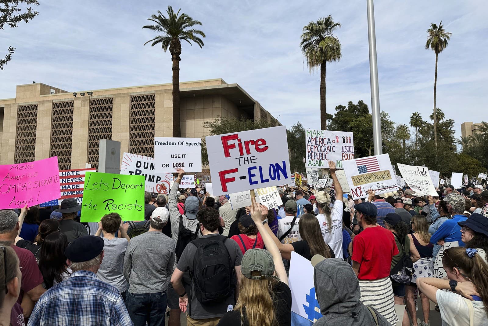 Protestujúci sa zhromaždili pred arizonským Kapitolom, aby protestovali proti Trumpovej vláde v Deň prezidentov v pondelok 17. februára 2025 vo Phoenixe.