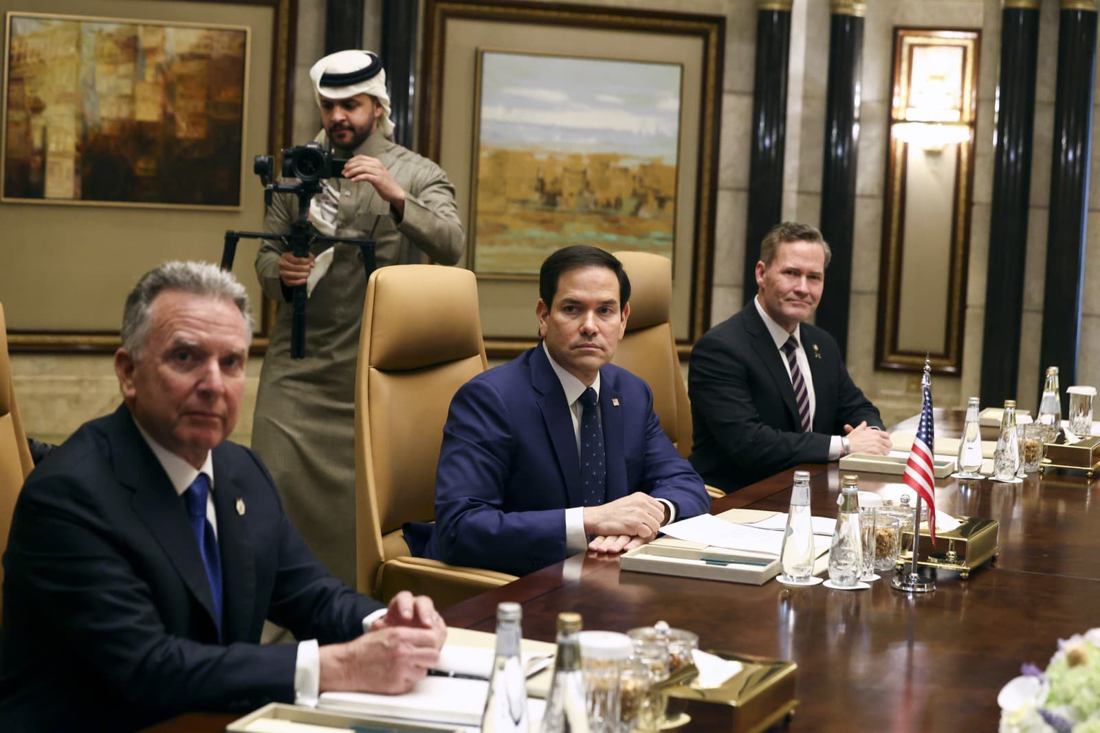 Americký minister zahraničných vecí Marco Rubio (uprostred) sedí vedľa amerického poradcu pre národnú bezpečnosť Steve Witkoff (vpravo) a amerického ministra zahraničných vecí Mika Waltza (vľavo)
