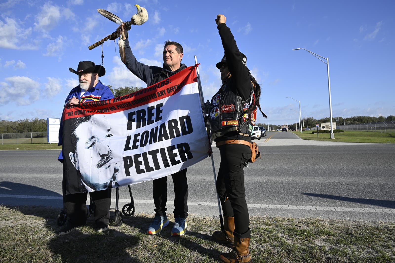 Priaznivci reagujú, keď lietadlo s Leonardom Peltierom vchádza na pristávaciu dráhu na medzinárodnom letisku Leesburg