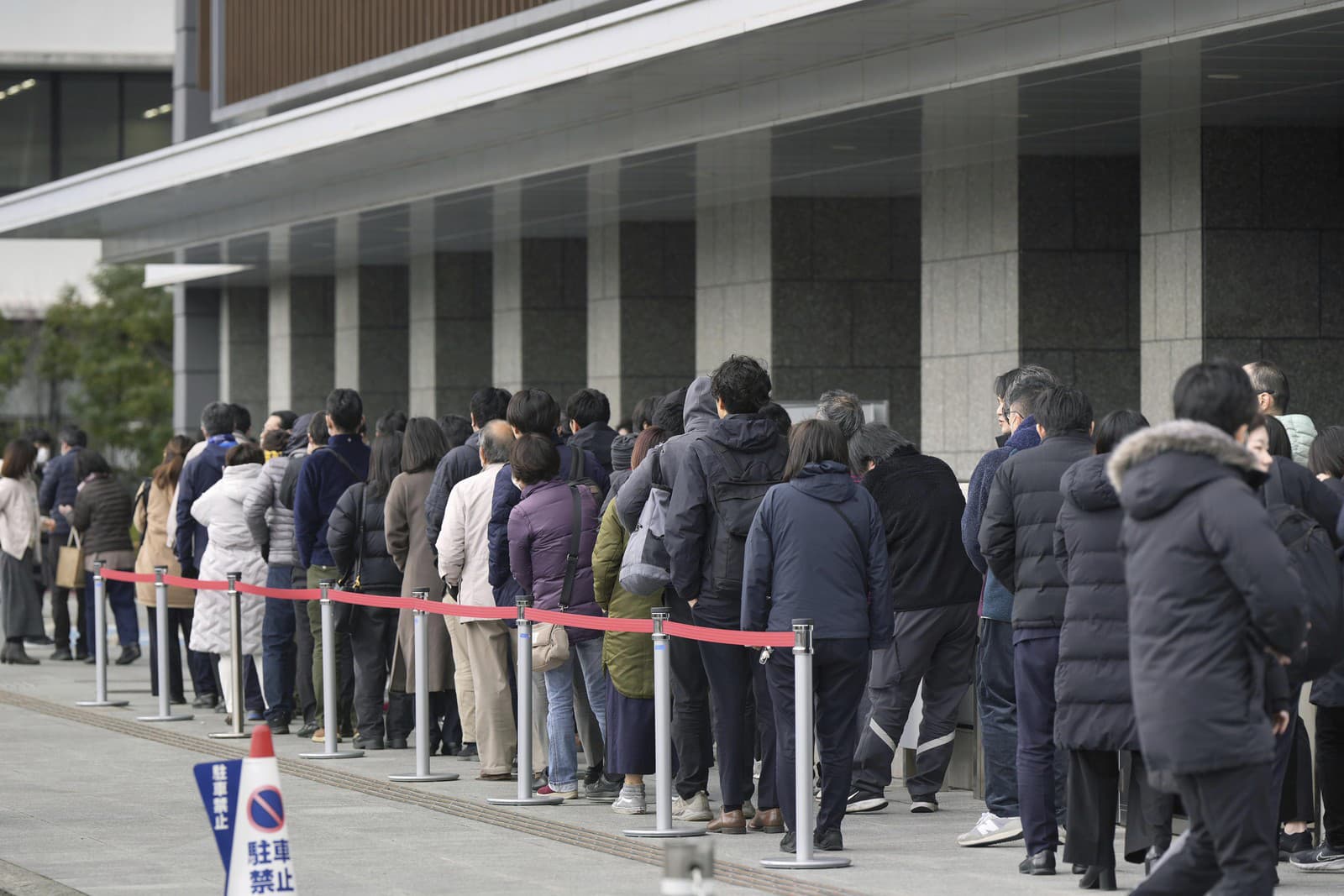 Ľudia čakajú v rade na lístok na miesto, aby mohli sledovať rozhodnutie súdu v prípade pokusu o vraždu Riudžiho Kimuru, ktorý v stredu hodil podomácky vyrobenú rúrkovú bombu na bývalého japonského premiéra Fumia Kišidu 