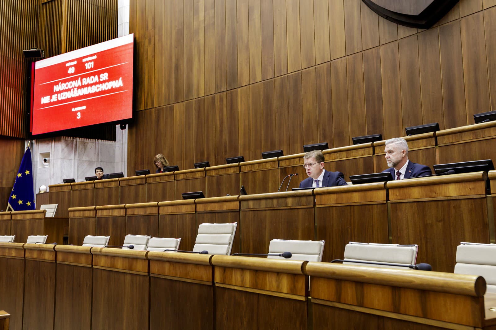 Načakane dlhé parlamentné prázdniny