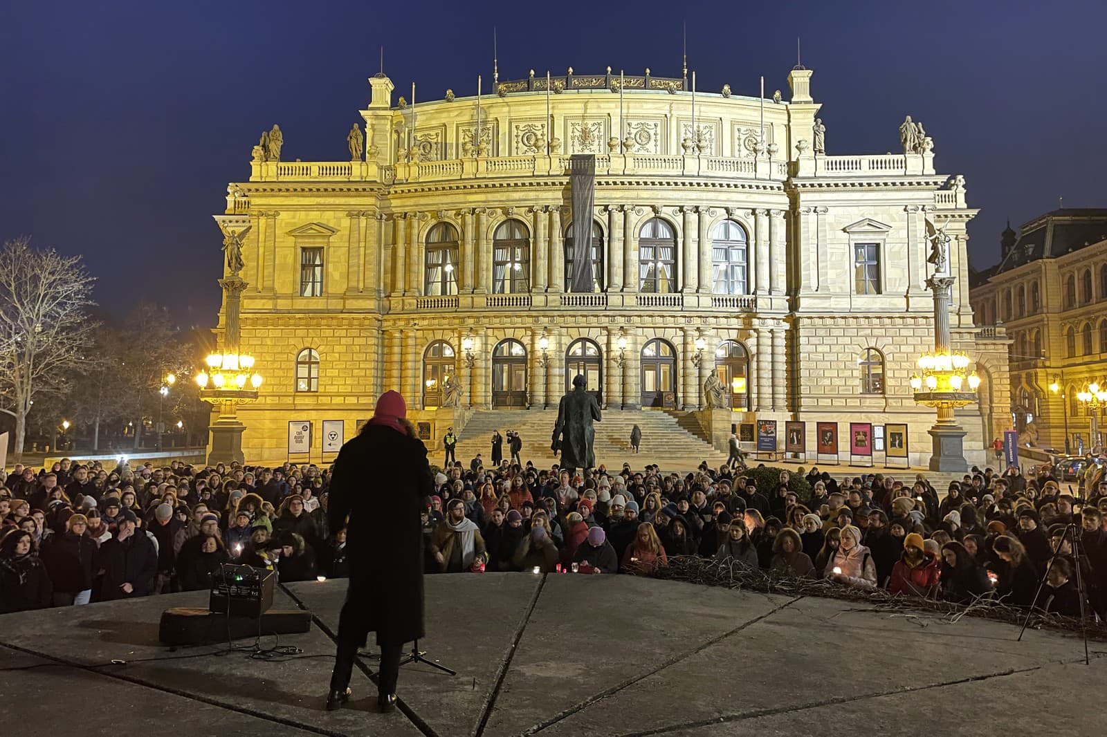 Pietna spomienka na slovenského novinára Jána Kuciaka a jeho snúbenicu Martiny Kušnírovej v Kostole Najsvätejšieho Salvátora v centre Prahy.