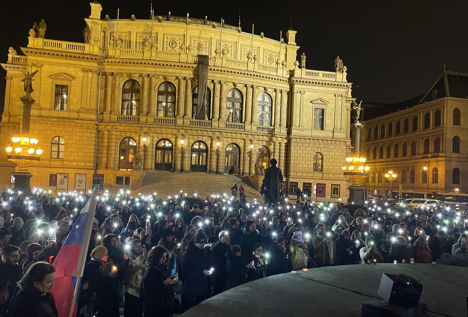 Pietna spomienka na slovenského novinára Jána Kuciaka a jeho snúbenicu Martiny Kušnírovej v Kostole Najsvätejšieho Salvátora v centre Prahy.