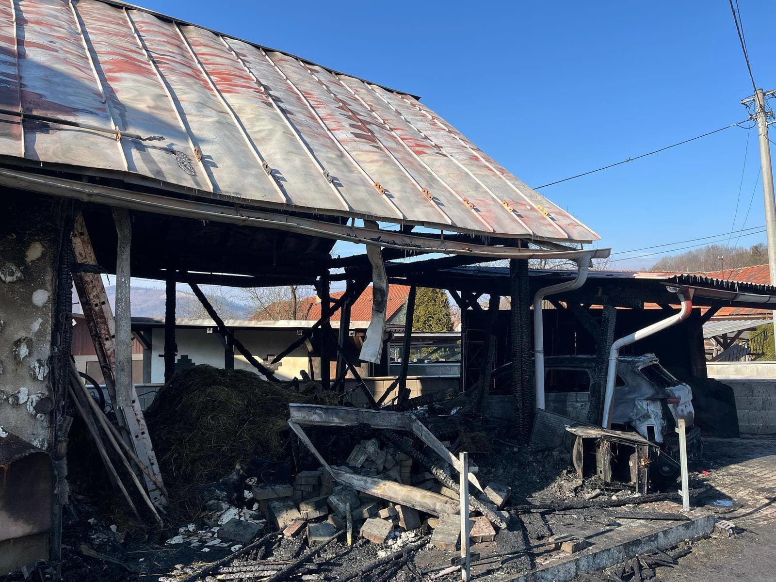 Nočný požiar drevenej stodoly