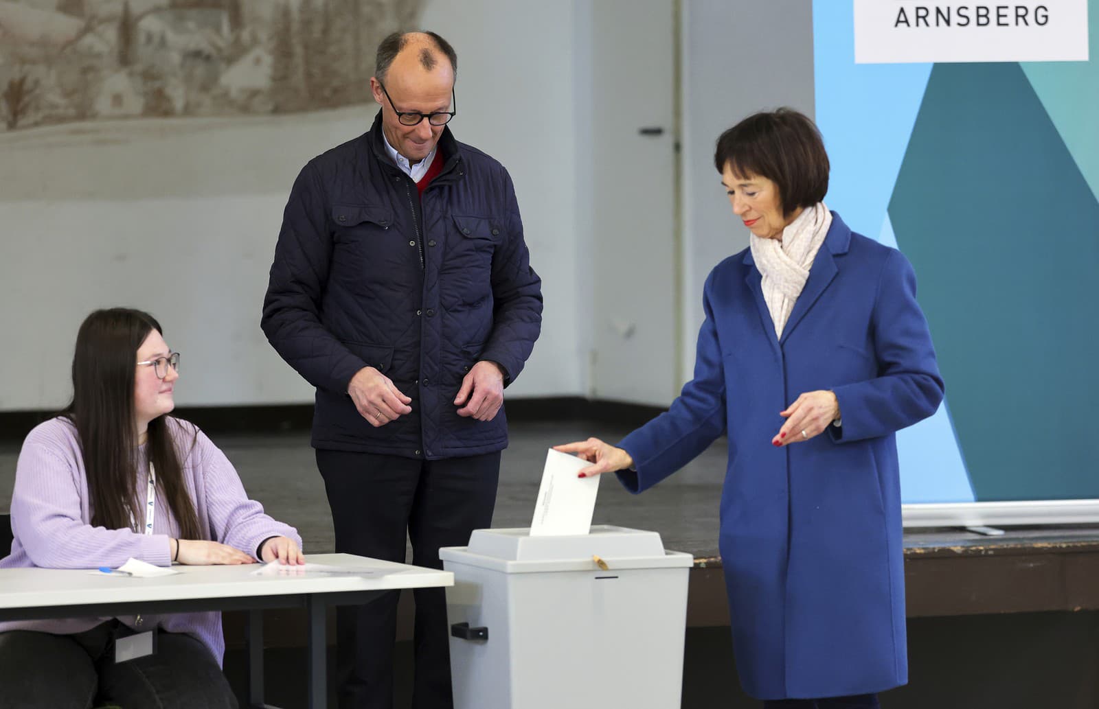 Friedrich Merz a jeho manželka Charlotte Merzová odovzdali svoj hlas počas národných volieb v Nemecku