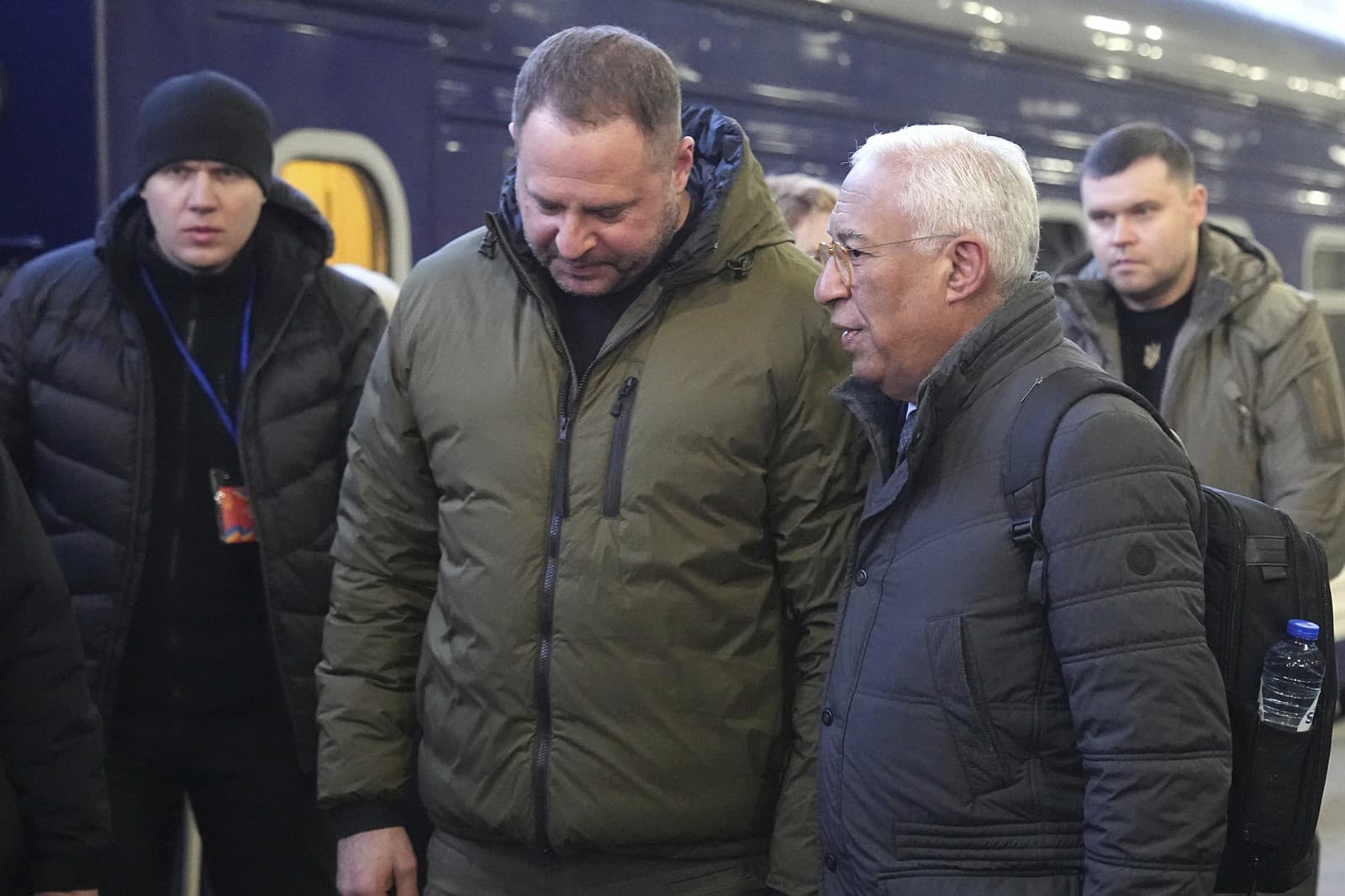 Andriy Yermak, vedúci ukrajinskej prezidentskej kancelárie s predsedom Európskej rady Antoniom Costa na železničnej stanici v Kyjeve