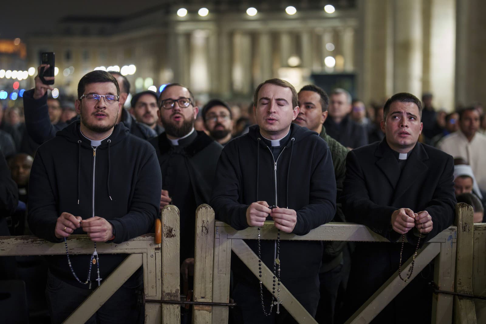 Veriaci sa modlia za pápežovo uzdravenie