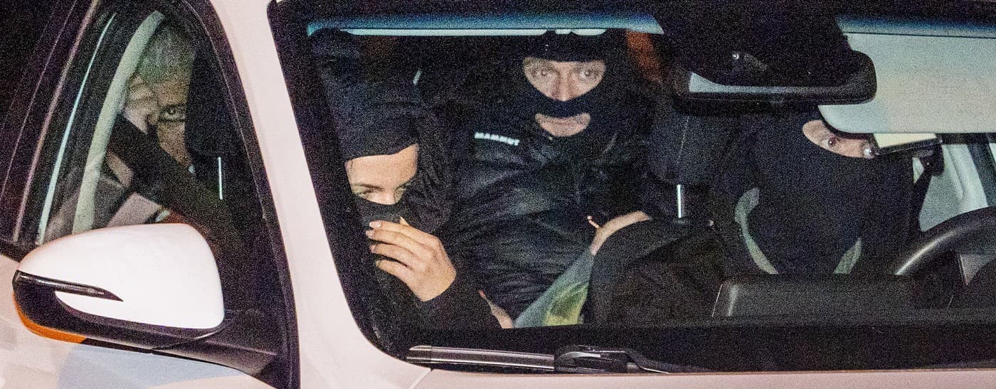 Policajti odvážajú z domu zadržaného riaditeľa motolskej nemocnice Miloslava Ludvíka