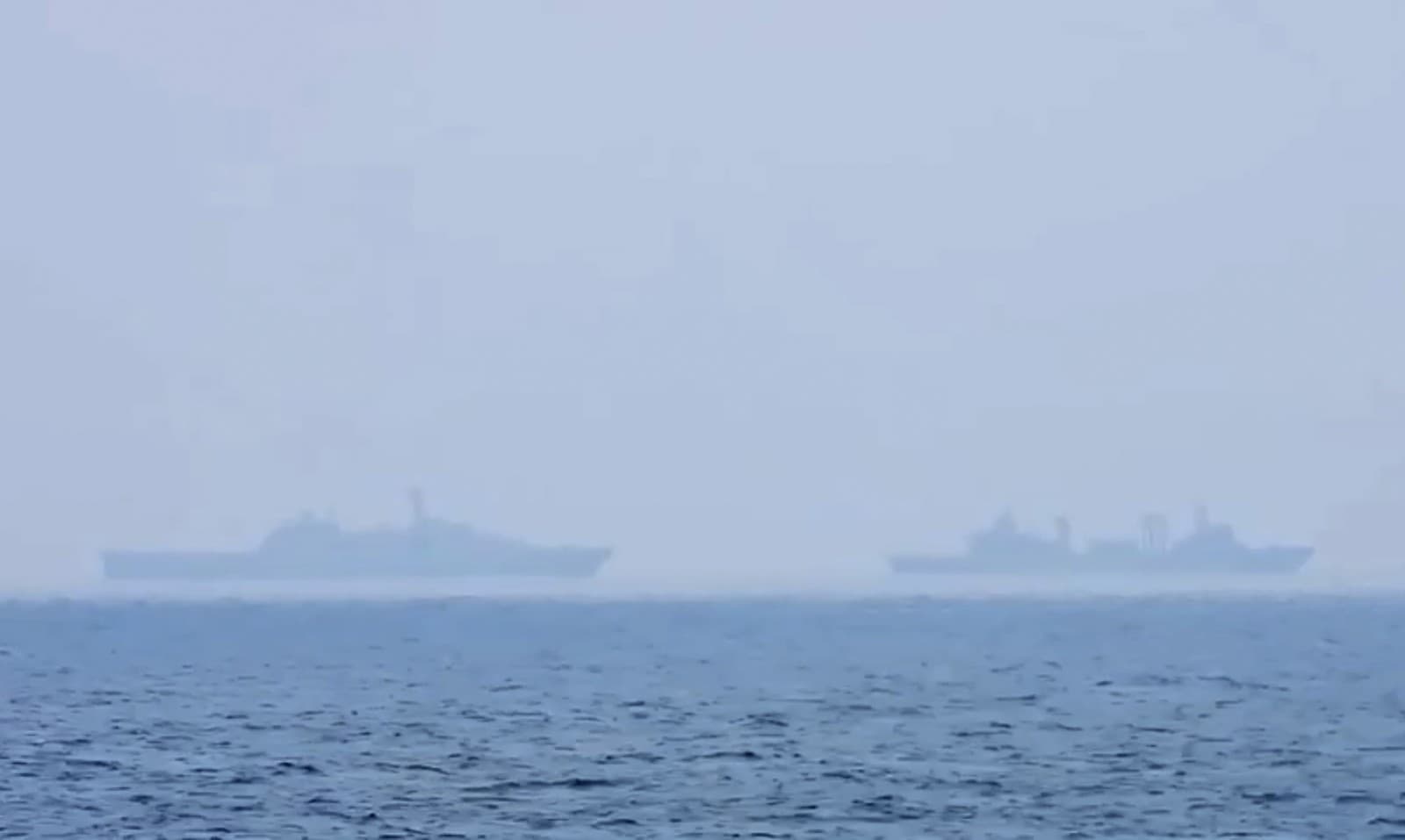 Na tomto zábere z videozáznamu je vidieť čínske vojnové lode, ktoré podľa neho vykonávajú cvičenia približne 40 námorných míľ (74 km) od pobrežia západných taiwanských miest Kaohsiung a Pingtung v stredu 26. februára 2025.