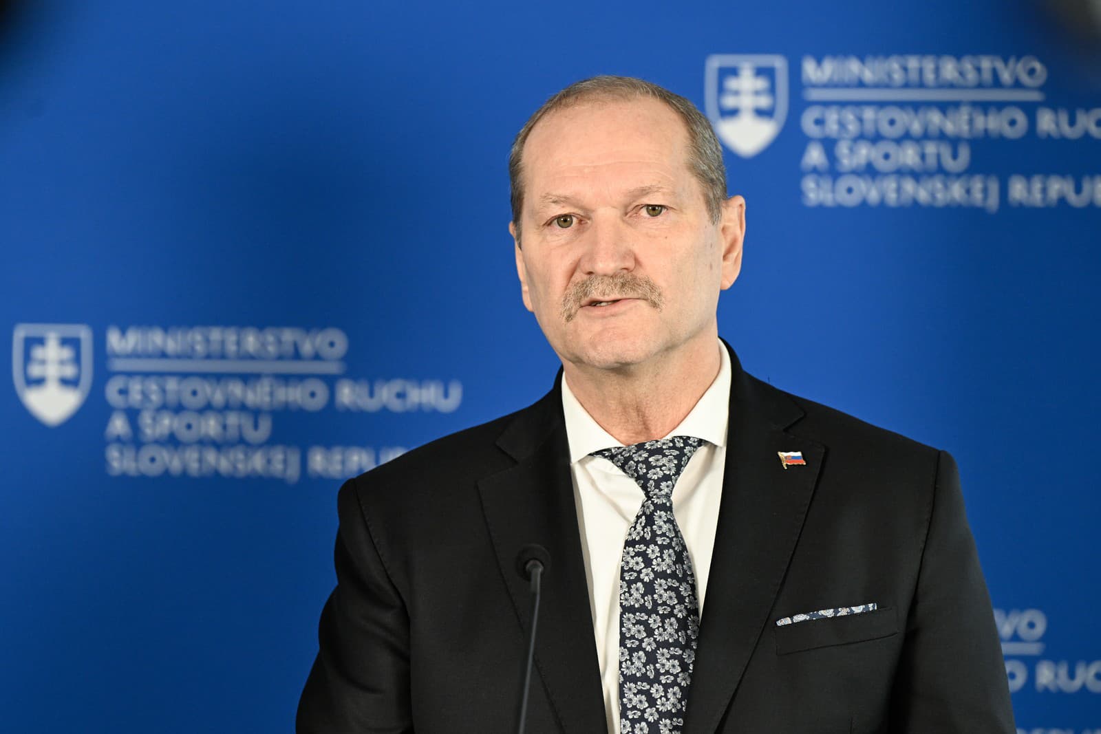 Ján Krišanda pôsobí ako štátny tajomník ministerstva cestovného ruchu a športu.
