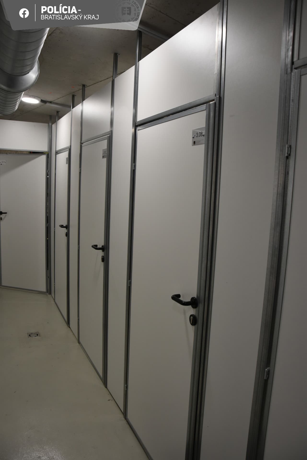 Policajti zaznamenali nárast prípadov krádeží vecí z pivničných priestorov bytových domov.