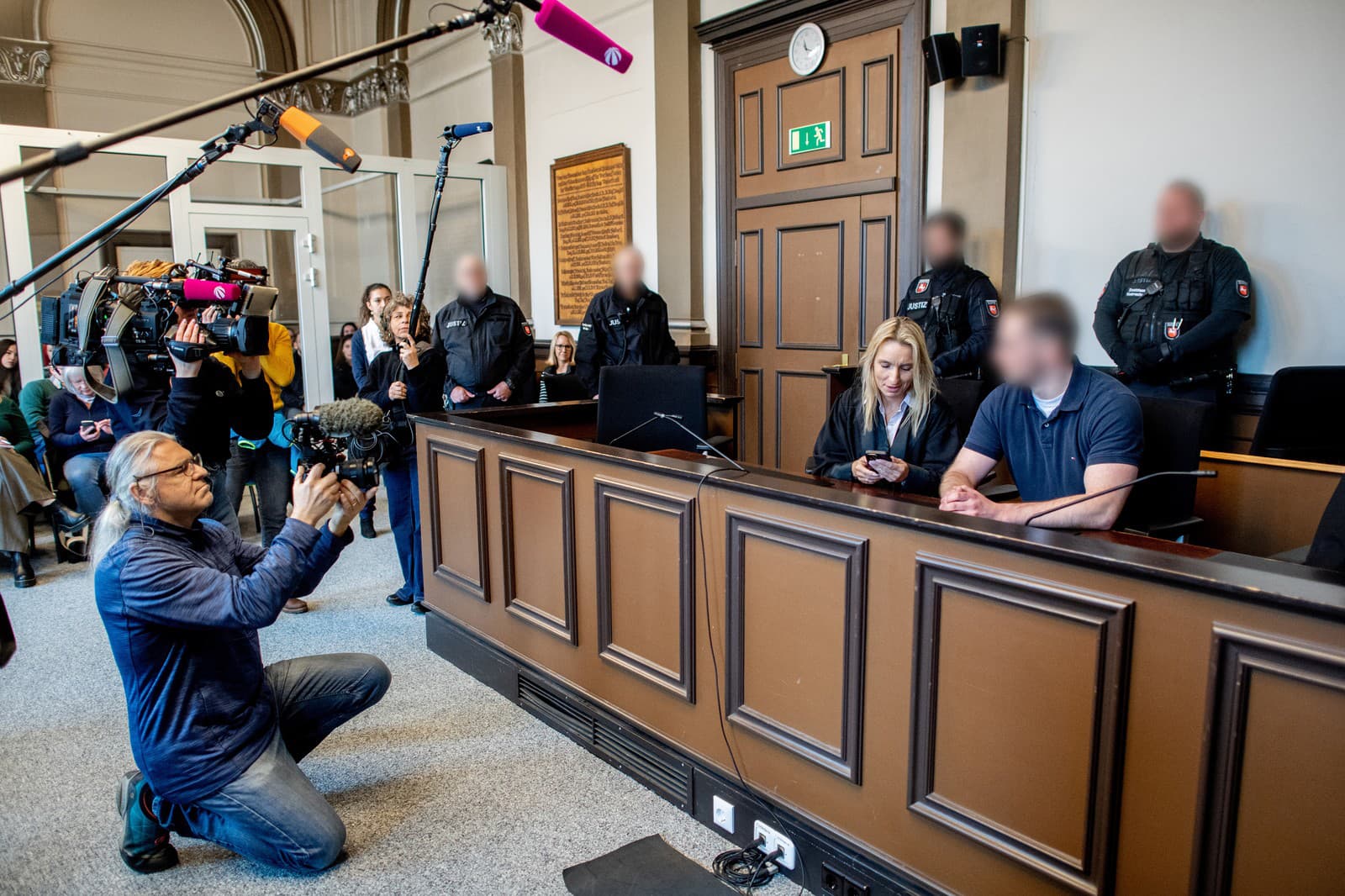 Obžalovaný vojak sedí vedľa svojej obhajkyne Daniely Postovej v súdnej sieni Okresného súdu vo Verdene.