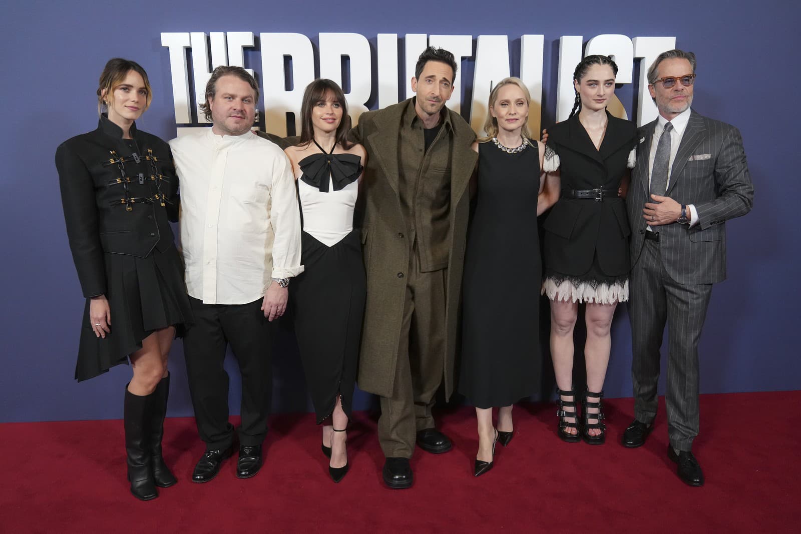 Hlavní predstavitelia filmu Brutalista - zľava Stacy Martin, režisér Brady Corbet, Felicity Jones, Adrien Brody, Mona Fastvold, Raffey Cassidy a Guy Pearce