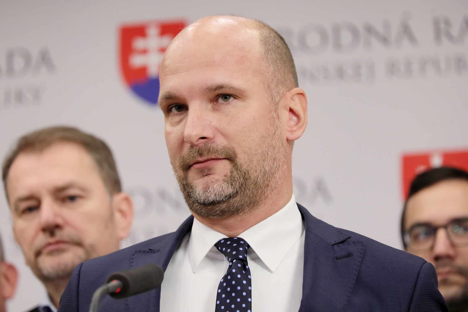 Vyšetrovanie darovania vojenskej techniky