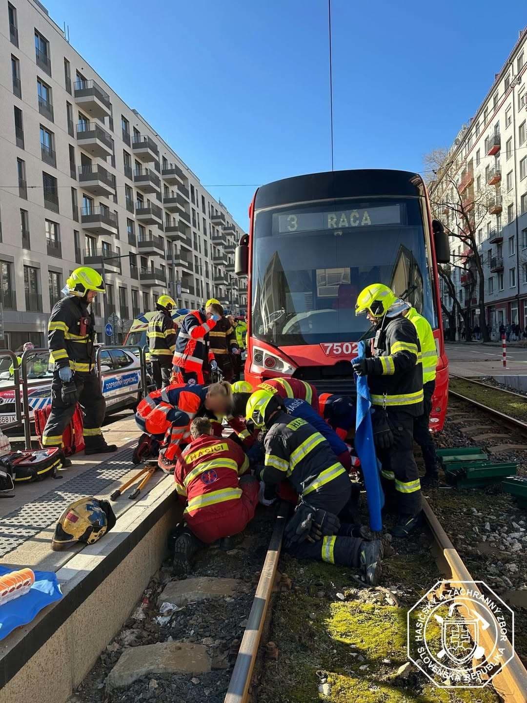 Hasiči vyslobodili osobu spod električky