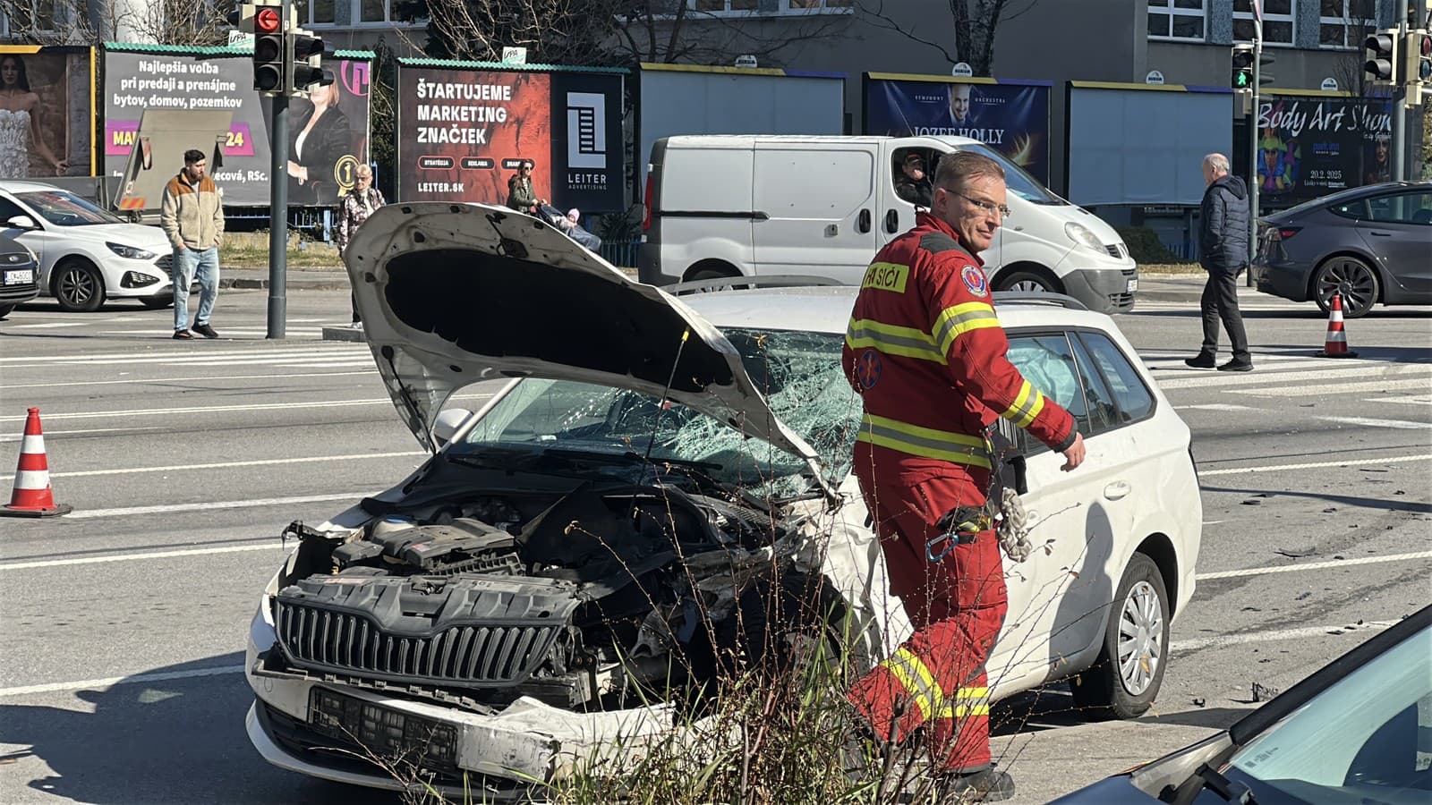 V Bratislave sa zrazilo policajné auto s osobným