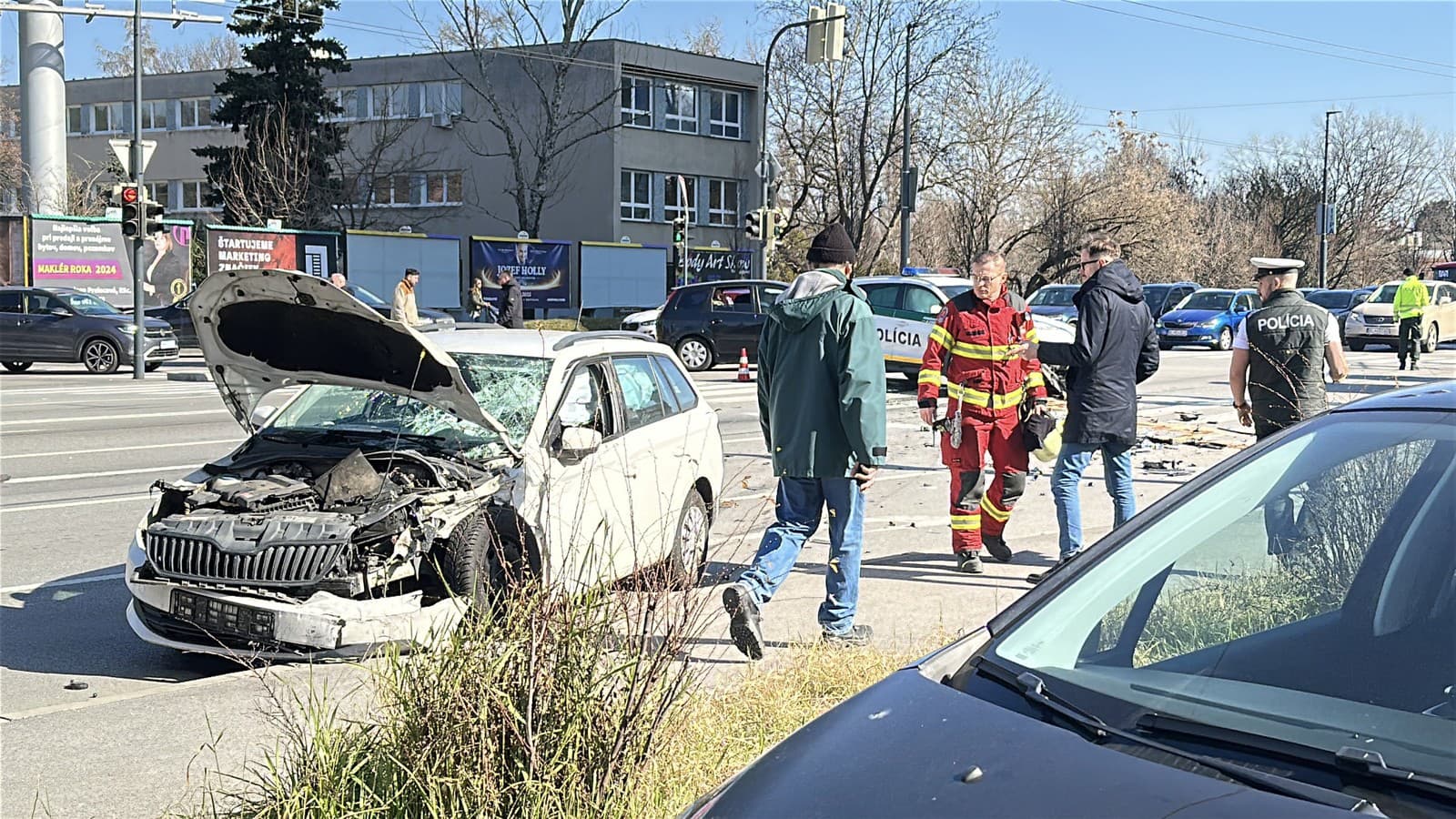 V Bratislave sa zrazilo policajné auto s osobným