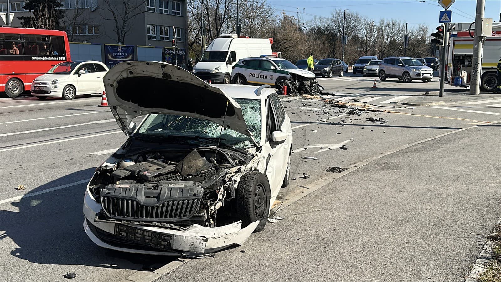 V Bratislave sa zrazilo policajné auto s osobným