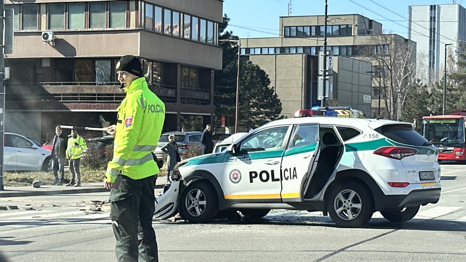 V Bratislave sa zrazilo policajné auto s osobným