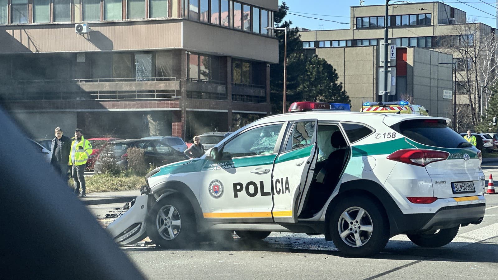 V Bratislave sa zrazilo policajné auto s osobným