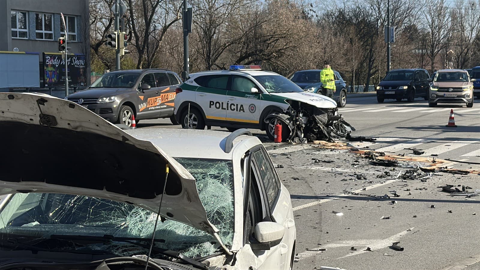 V Bratislave sa zrazilo policajné auto s osobným