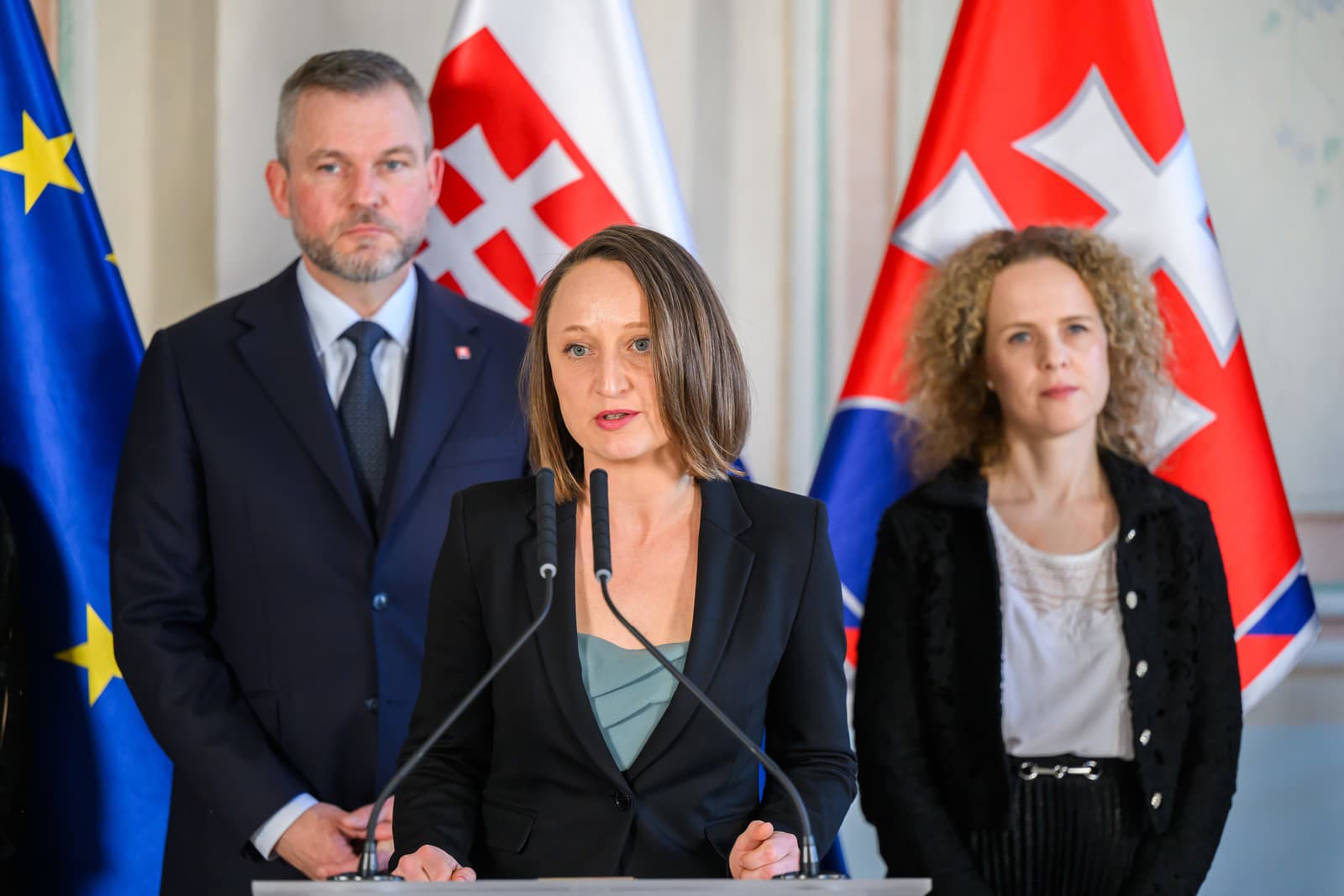 Prezident Peter Pellegrini a zakladateľka OZ Skutočné obete Lenka Straková.