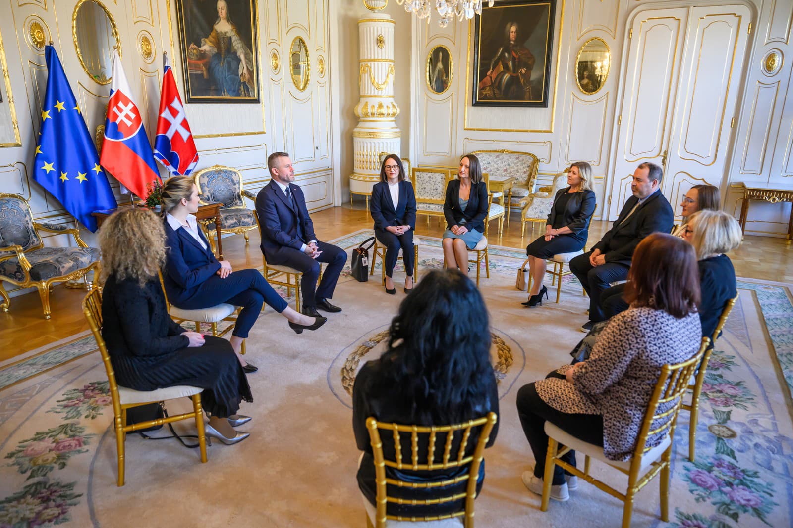 Prezident Peter Pellegrini počas prijatia rodín a priateľov obetí pandémie COVID-19 v Prezidentskom paláci.