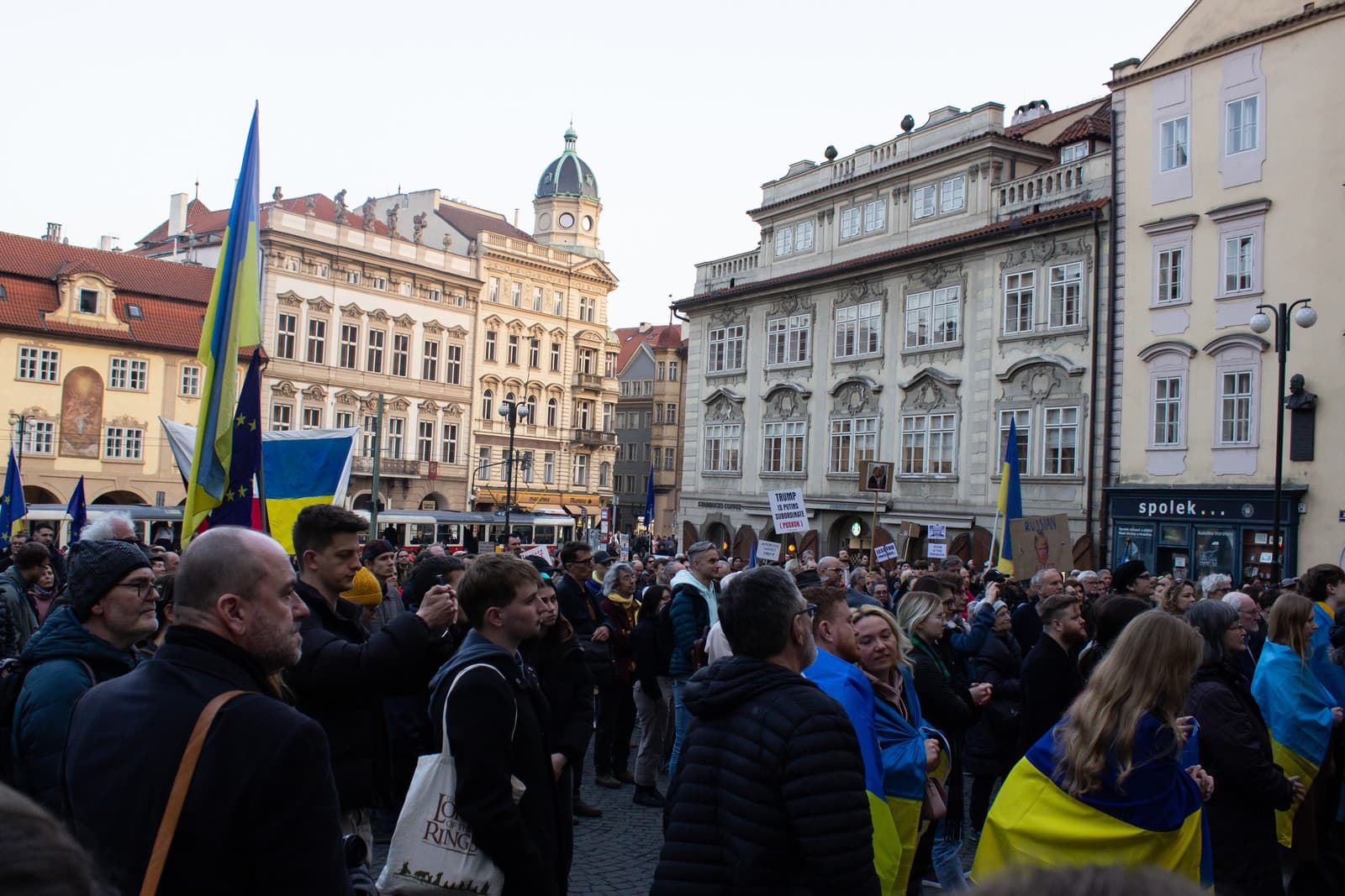 V Prahe ľudia protestovali