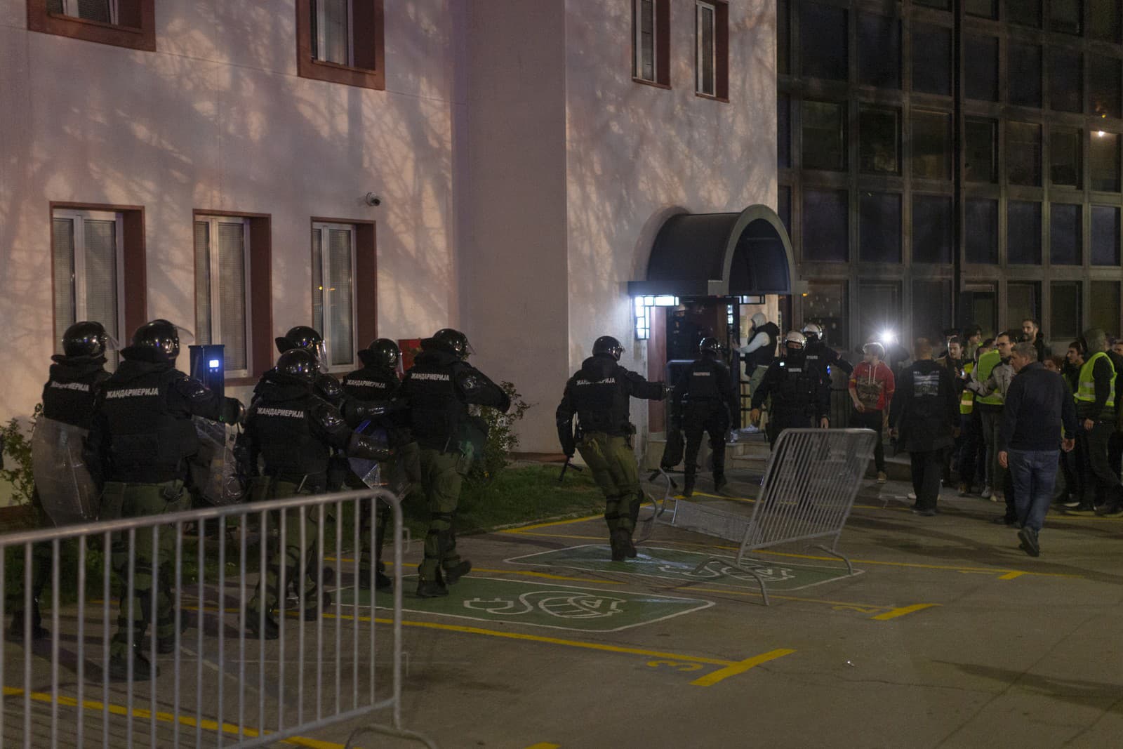 Sbrskí študenti protestujú pred telerozhlasom RTS