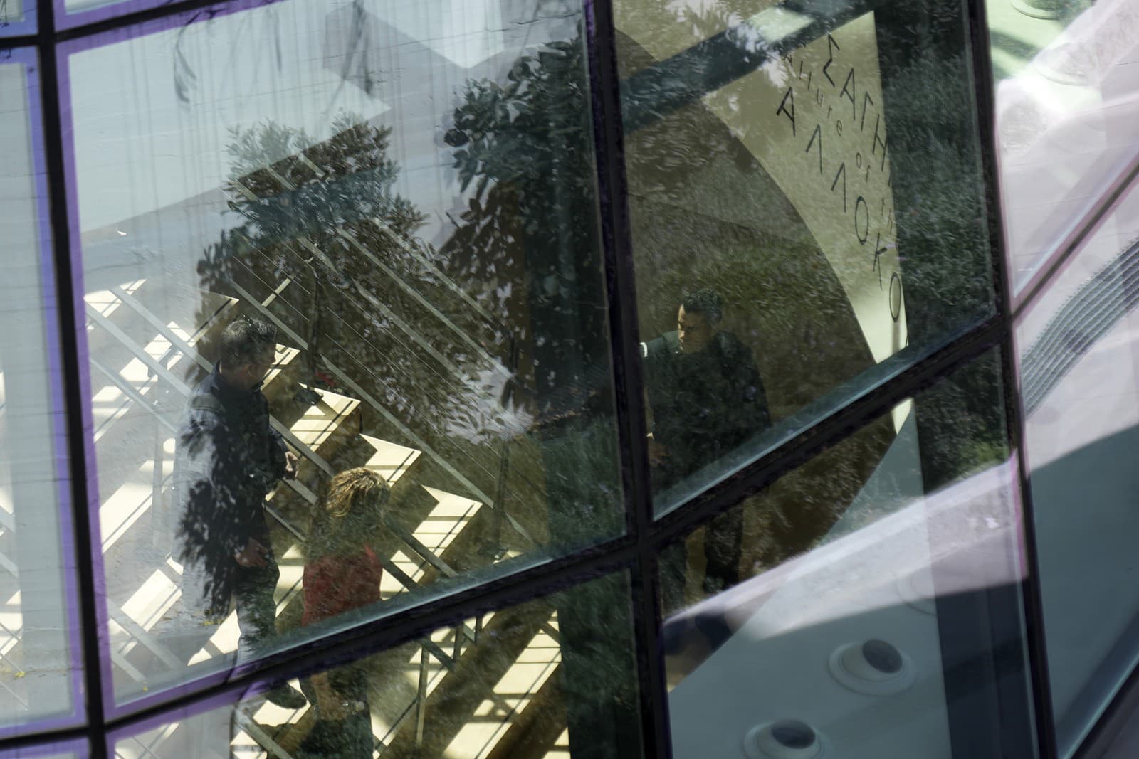 Grécky politik strhol v galérii obrazy