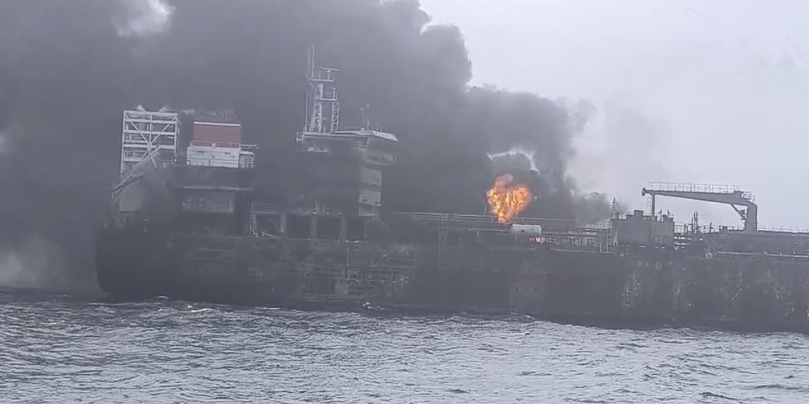 Nákladná loď sa zrazila s tankerom