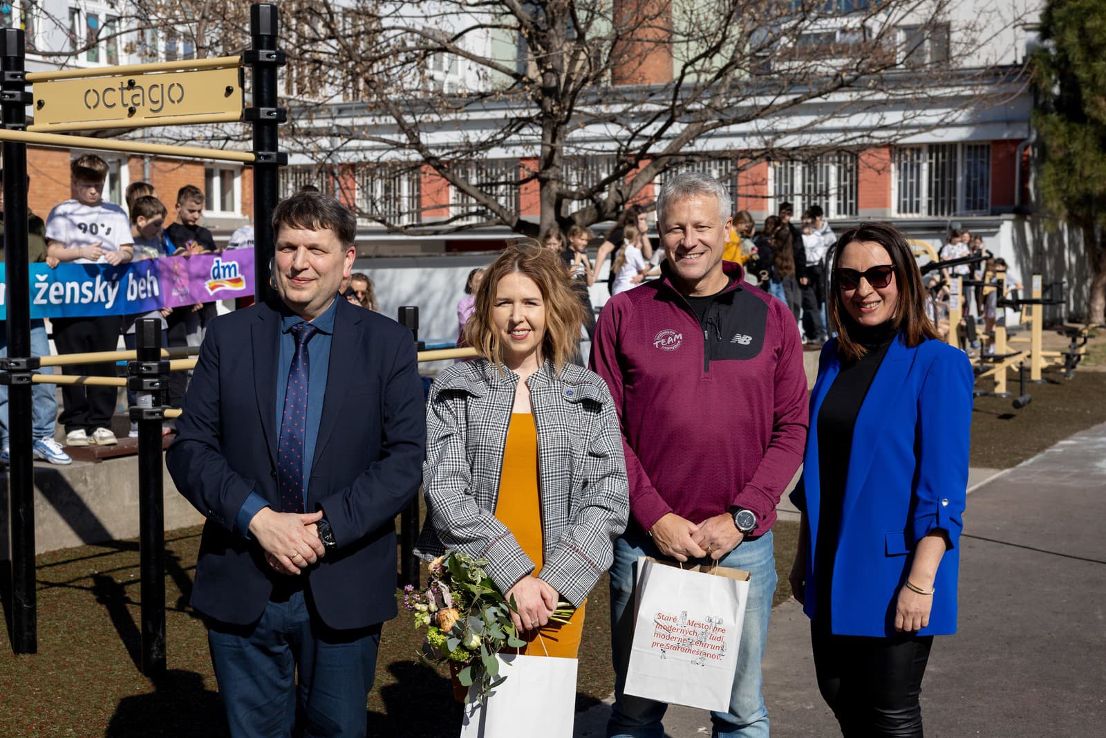 11. dm šport zónu otvárali (zľava): Matej Vagač, starosta bratislavskej mestskej časti Staré Mesto, Natália Franková, skupinová vedúca marketingu dm drogerie markt, Jozef Pukalovič, zástupca agentúry Be Cool a športový riaditeľ dm ženského behu, a Lenka Kaščáková, riaditeľka ZŠ a MŠ M.R. Štefánika v Bratislave.