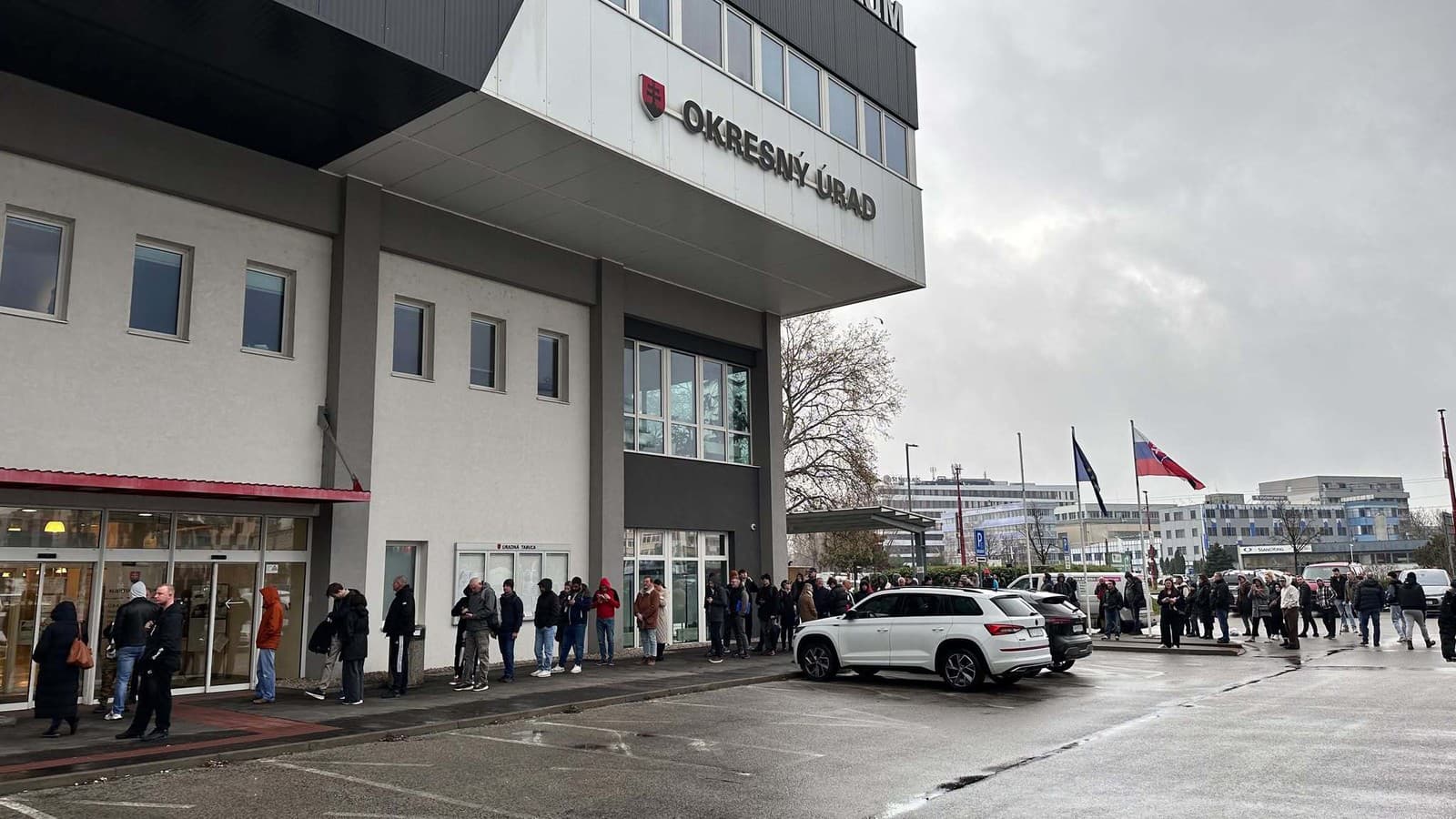 Klientské centrá praskajú vo