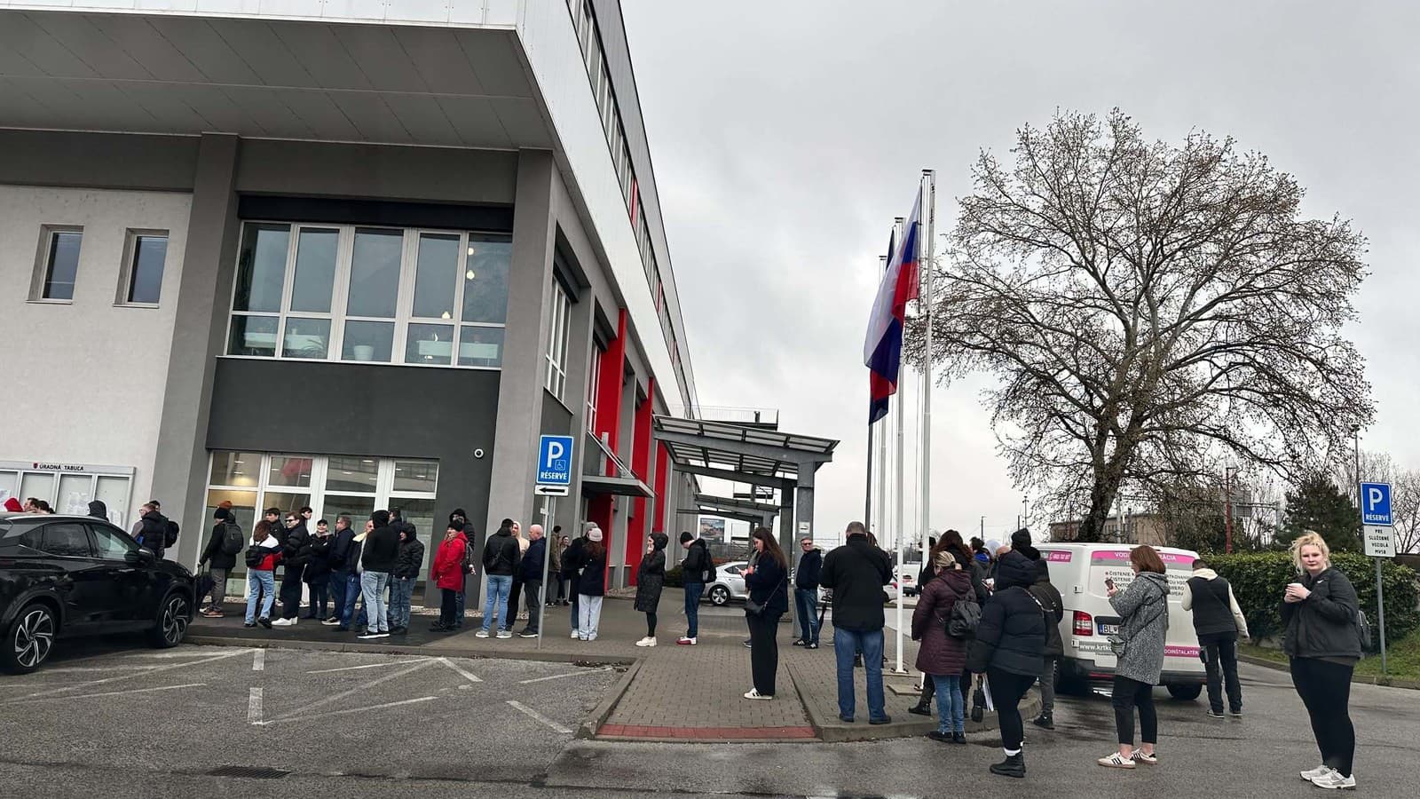 Klientské centrá praskajú vo