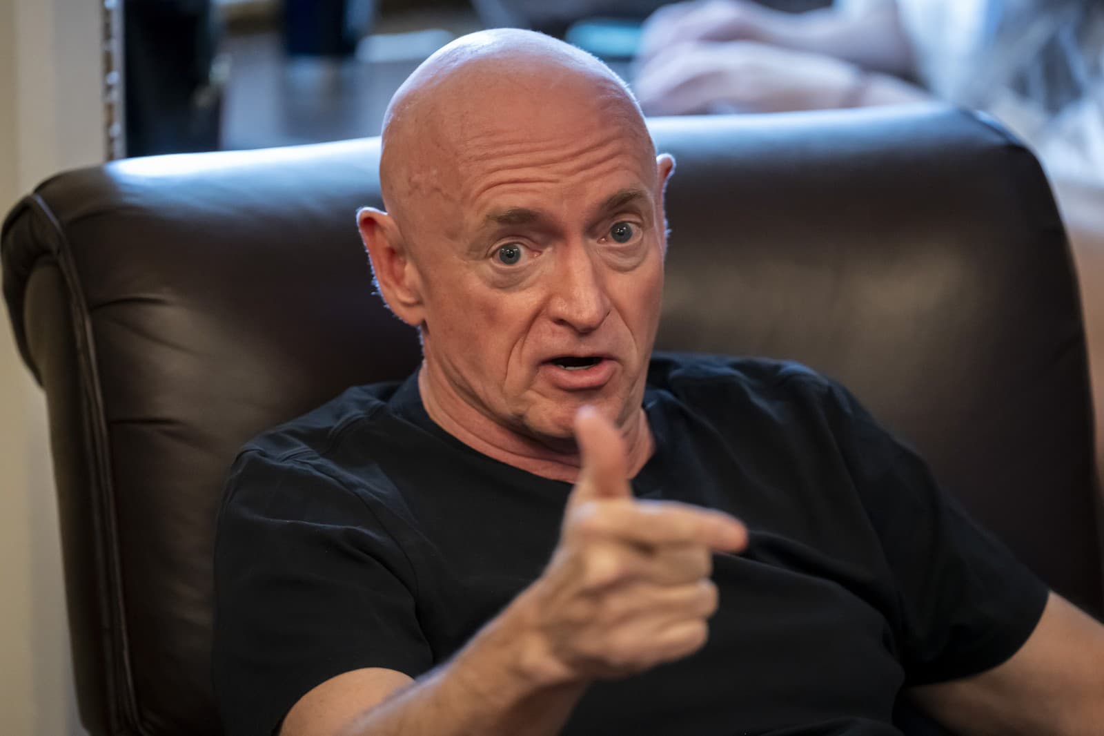 Mark Kelly sa poriadne pustil do Elona Muska.