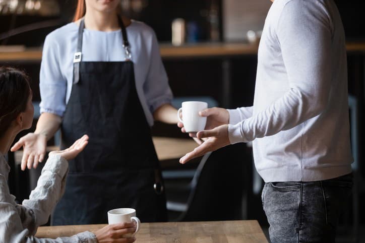 Barista v známej kaviarni