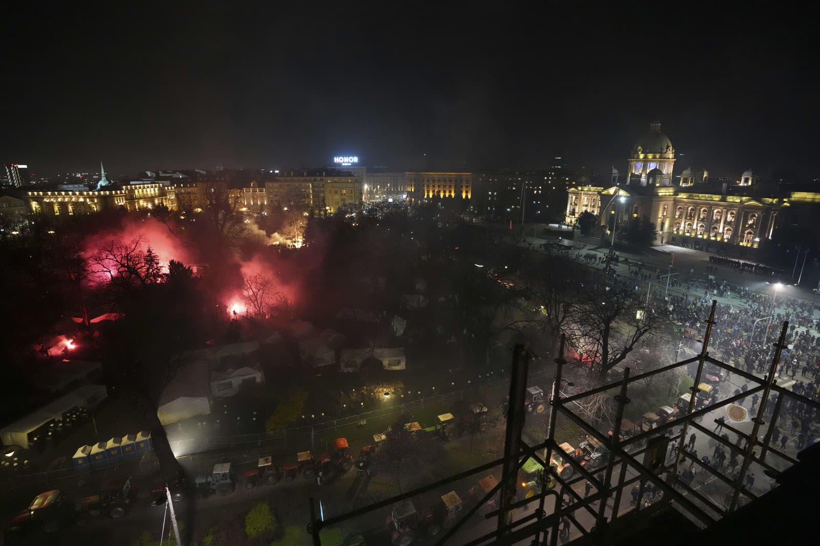 Na protesty v Belehrade prišlo vyše 100-tisíc ľudí