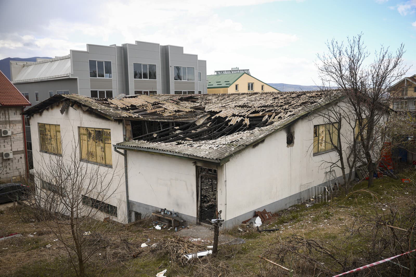 Poškodená budova nočného klubu po požiari v severomacedónskom meste Kočani.