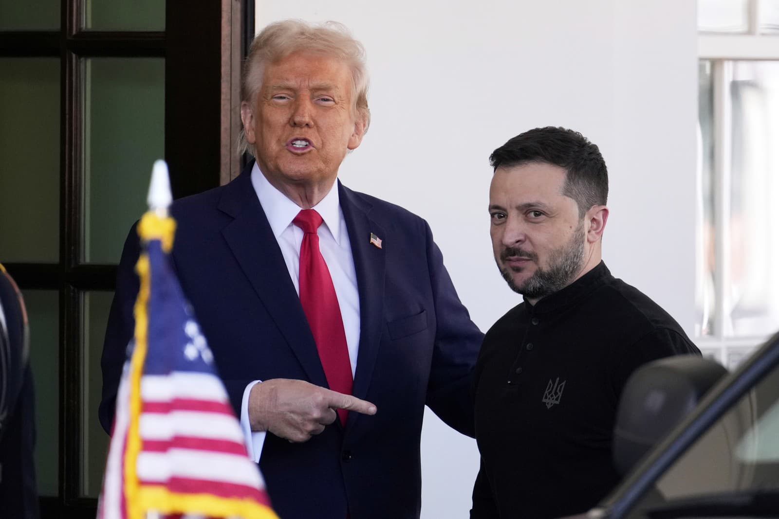 Americký prezident Donald Trump (vľavo) víta ukrajinského prezidenta Volodymyra Zelenského v Bielom dome vo Washingtone