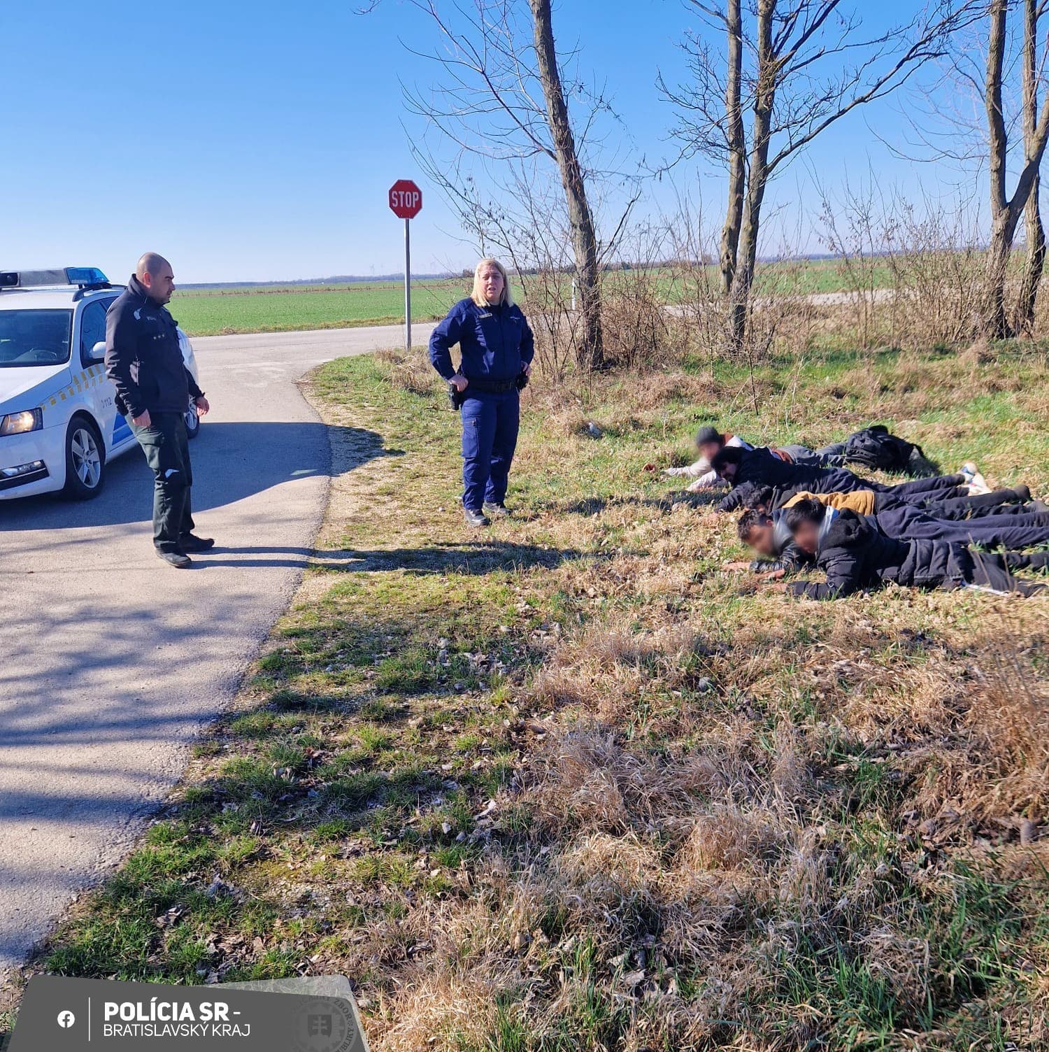 Polícia zastavila auto s nelegálnymi migrantmi