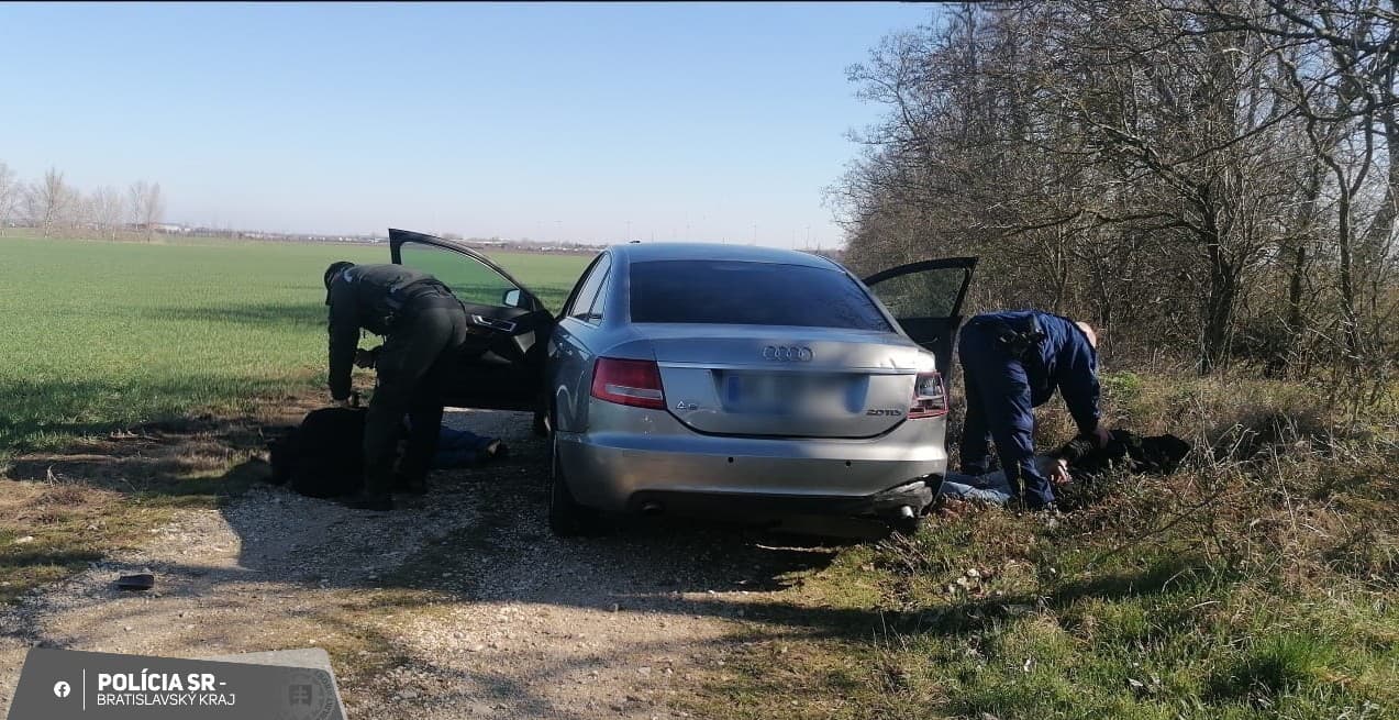 Polícia zastavila auto s nelegálnymi migrantmi