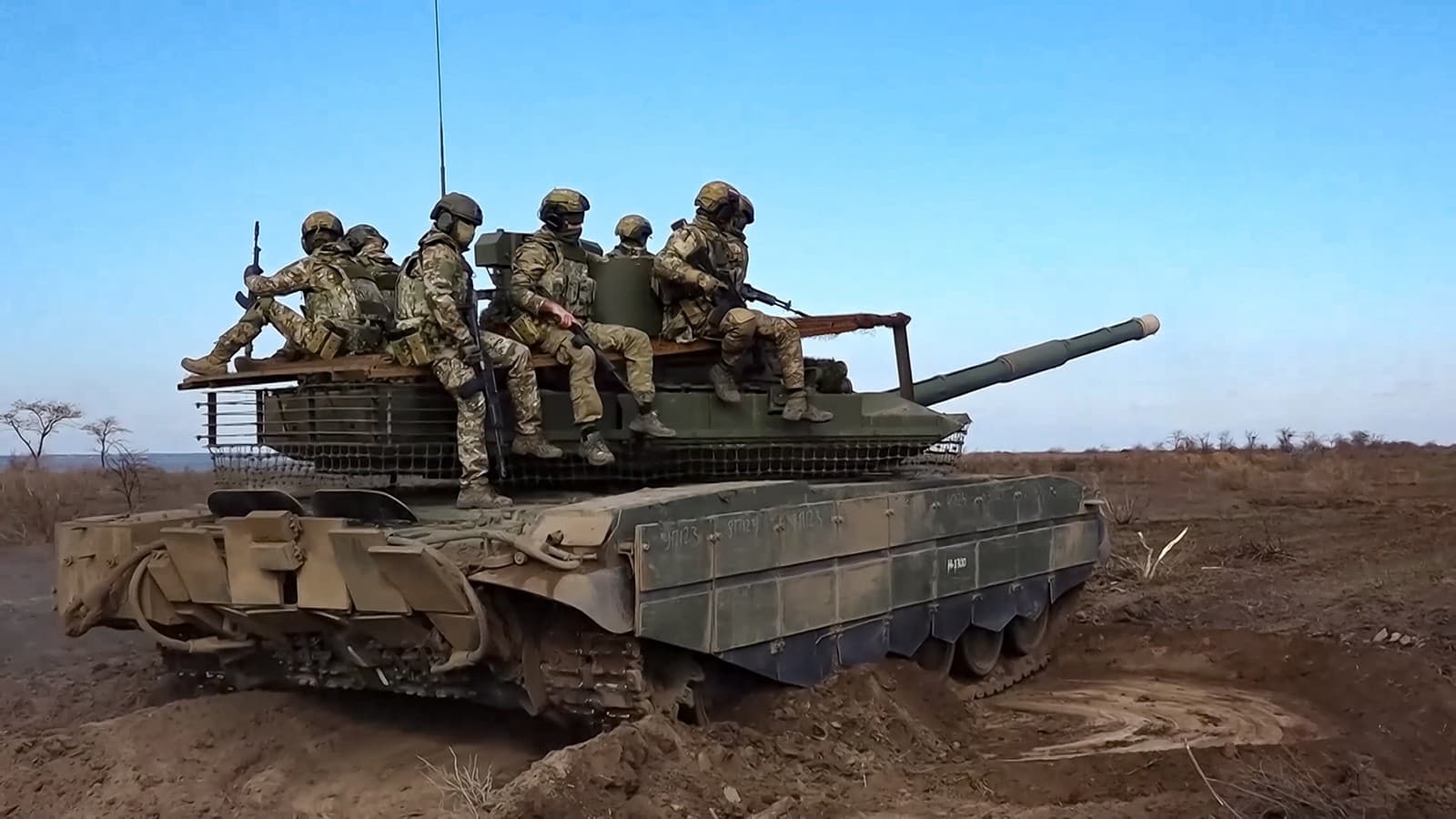Ruskí vojaci jazdia na tanku T-90M Proryv počas bojového výcviku útočných jednotiek.