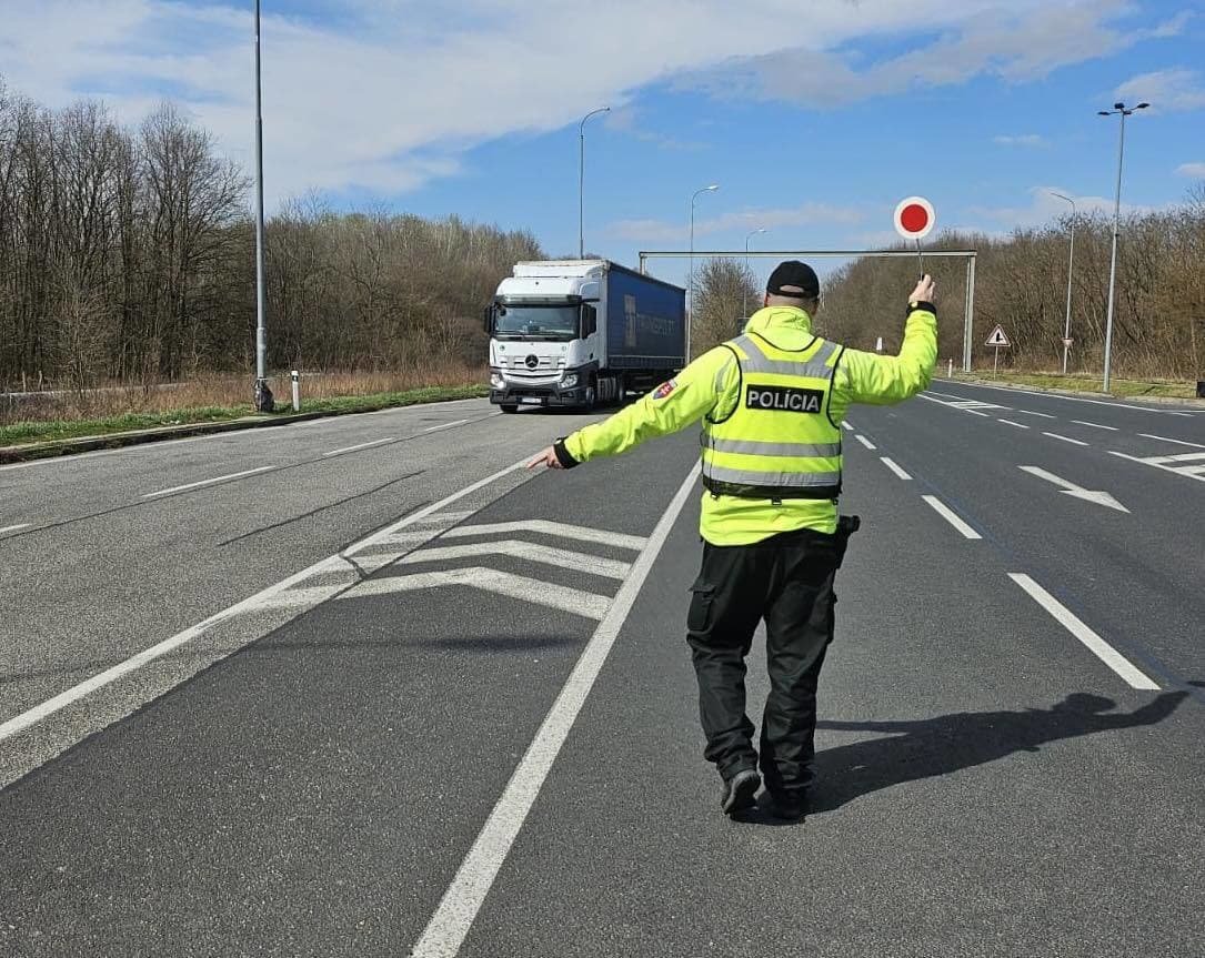 Policajti z dôvodu šírenia slintačky a krívačky skontrolovali 6395 vozidiel, z toho 591 určených na prepravu zvierat. 