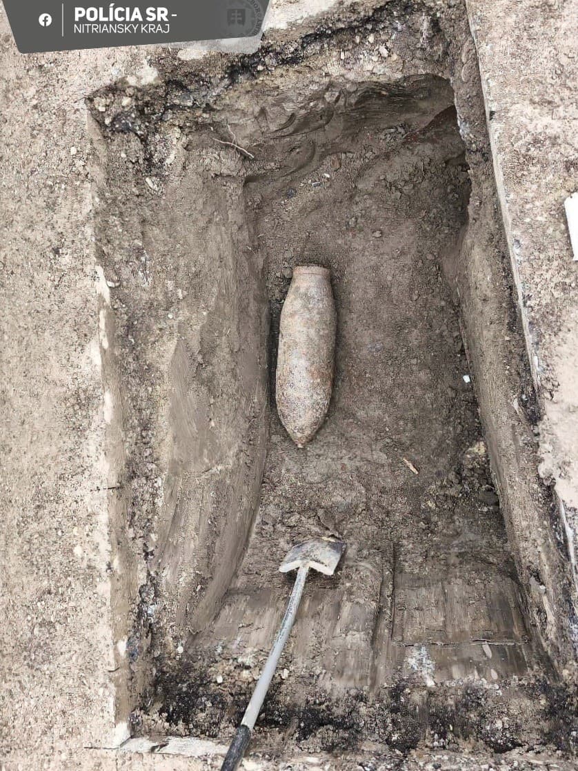 Pri výkopových prácach v obci Svodín v Novozámockom okrese bola nájdená letecká bomba z druhej svetovej vojny