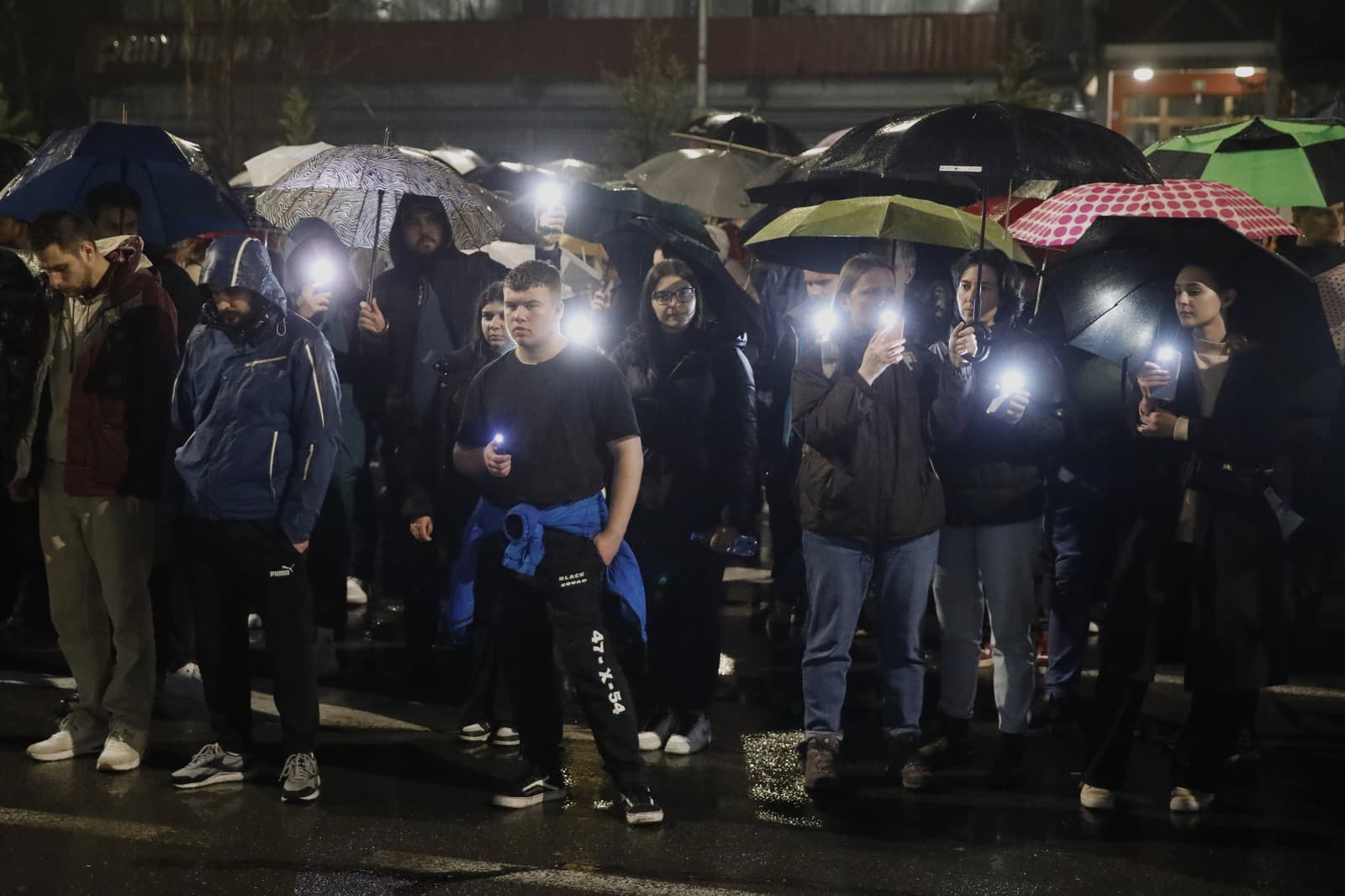 Zhromaždenie v Macedónsku za obete masívneho požiaru nočného klubu v meste Kocani 