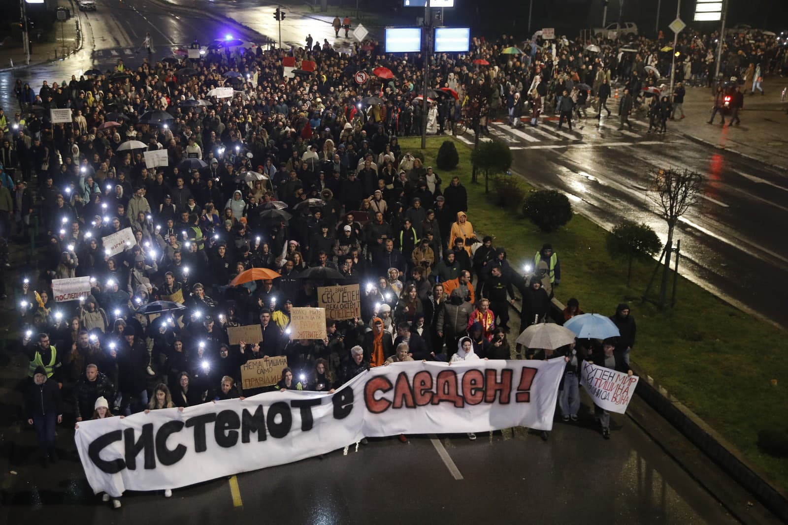 Zhromaždenie v Macedónsku za obete masívneho požiaru nočného klubu v meste Kocani 