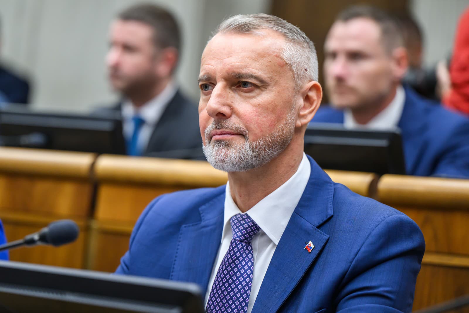 Poslanci pokračujú v schôdzi,